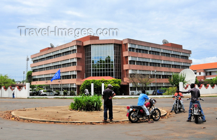 sao-tome296: São Tomé, São Tomé and Príncipe / STP: United Nations House and motorbikes on the roundabout / edifício da ONU - rotunda na intersecção da Av. das Nacões Unidas e Av. Kwame N'kruma - bairro 3 de Fevereiro, ex-bairro Salazar - photo by M.Torres - (c) Travel-Images.com - Stock Photography agency - Image Bank