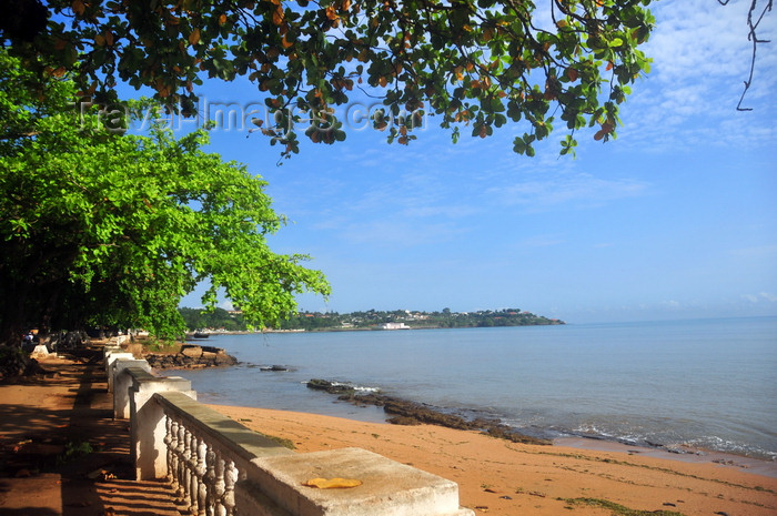 sao-tome301: São Tomé, São Tomé and Príncipe / STP: Ana Chaves bay - from the promenade on the waterfront avenue / baía Ana Chaves - do passeio público na Avenida Marginal - photo by M.Torres - (c) Travel-Images.com - Stock Photography agency - Image Bank