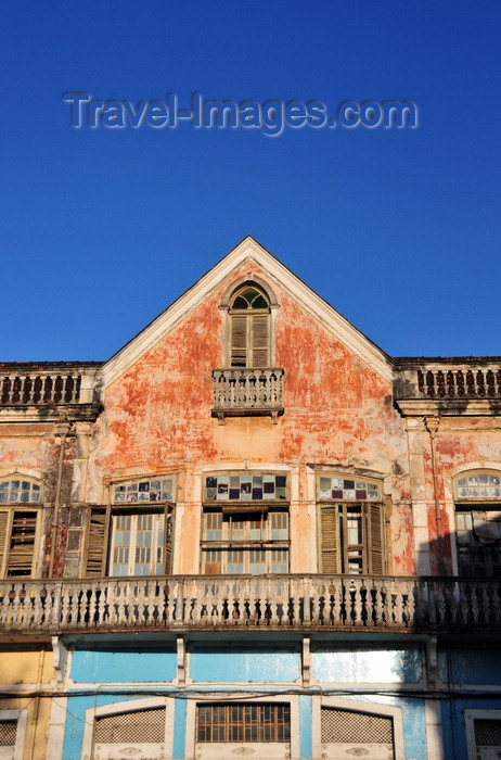 sao-tome302: São Tomé, São Tomé and Príncipe / STP: old colonial building needing a paint job - Praça Amizade / velho edifício colonial - Rua Patrice Lumumba, Praça Amizade, antigo Largo da Feira - photo by M.Torres - (c) Travel-Images.com - Stock Photography agency - Image Bank