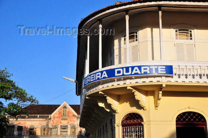 sao-tome304: São Tomé, São Tomé and Príncipe / STP: Pereira Duarte shop with old colonial building in the background - Amizade square / armazéns Pereira Duarte e velho edifício colonial em fundo -  - Praça Amizade, antigo Largo da Feira - photo by M.Torres - (c) Travel-Images.com - Stock Photography agency - Image Bank