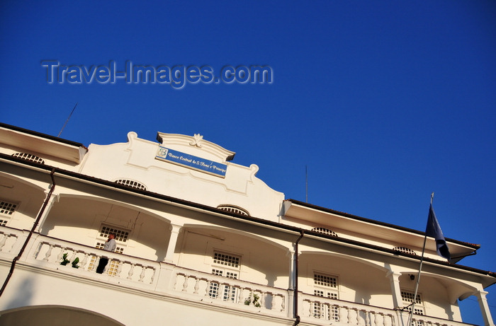 sao-tome305: São Tomé, São Tomé and Príncipe / STP: balcony of building of the Central Bank, former BNU - Independence square / varanda do Banco Central de STP, antigo Banco Nacional Ultramarino - Praça da Independência - photo by M.Torres - (c) Travel-Images.com - Stock Photography agency - Image Bank