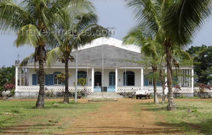 sao-tome307: Sundy Plantation / Roça Sundy, Príncipe island, São Tomé and Príncipe / STP: owner's residence - the plantation was used by Arthur Eddington to prove Einstein's relativity theory by observation of light deflection during the 1919 eclipse / Casa Grande - roça escolhida em 1919 pelo cientista britânico Sir Arthur Eddington para provar, pela observação de um eclipse, a teoria da relatividade de Einstein - photo by G.Frysinger - (c) Travel-Images.com - Stock Photography agency - Image Bank