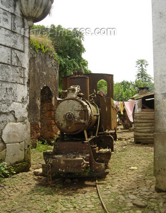 sao-tome308: Sundy Plantation / Roça Sundy, Príncipe island, São Tomé and Príncipe / STP: old steam locomotive / velha locomotiva a vapôr - photo by G.Frysinger - (c) Travel-Images.com - Stock Photography agency - Image Bank