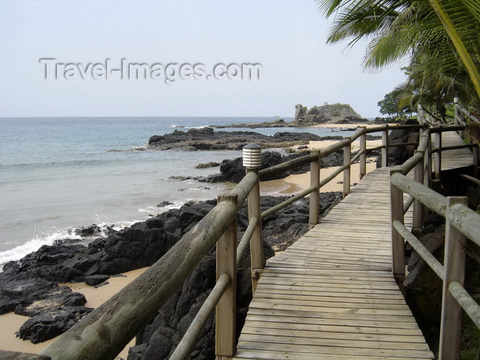 sao-tome309: Bom Bom islet / Ilhéu Bom-Bom, Príncipe island, São Tomé and Príncipe / STP:  wooden walkway - causeway from Príncipe to Bom Bom Island / ponte de madiera entre o ilhéu e o Príncipe - photo by G.Frysinger - (c) Travel-Images.com - Stock Photography agency - Image Bank