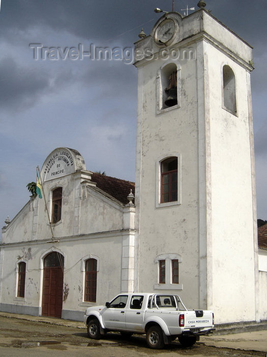 sao-tome310: Santo António, Príncipe island, São Tomé and Príncipe / STP: Regional Parliament - Príncipe Autonomous Region, former primary school - main square / Assembleia Legislativa da Região Autónoma do Príncipe, antiga Escola primária - praça principal - photo by G.Frysinger - (c) Travel-Images.com - Stock Photography agency - Image Bank