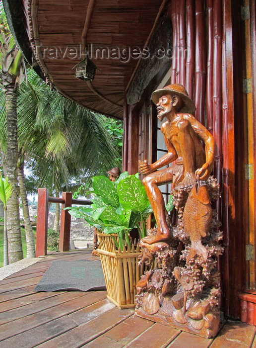 sao-tome311: Bom Bom islet / Ilhéu Bom-Bom, Príncipe island, São Tomé and Príncipe / STP: Bom Bom Island Resort - wooden sculpture outside the restaurant - latitude zero / escultura de madeira na varanda do restaurante - sobre o equador - photo by G.Frysinger - (c) Travel-Images.com - Stock Photography agency - Image Bank