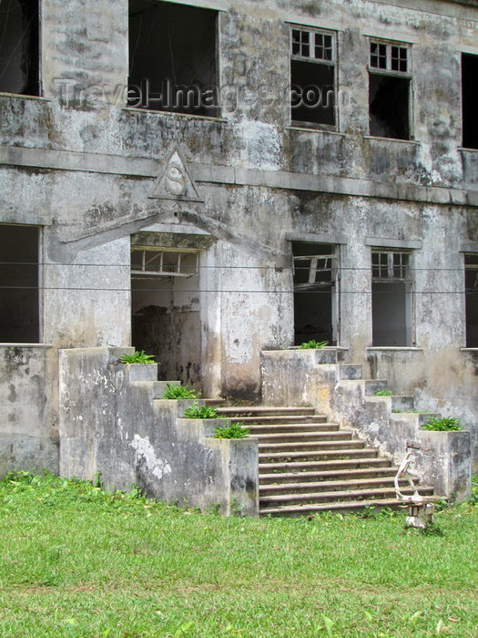 sao-tome312: Sundy Plantation / Roça Sundy, Príncipe island, São Tomé and Príncipe / STP: ruined building / edifício em ruínas - photo by G.Frysinger - (c) Travel-Images.com - Stock Photography agency - Image Bank