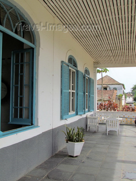 sao-tome313: Sundy Plantation / Roça Sundy, Príncipe island, São Tomé and Príncipe / STP: owner's residence - terrace / Casa Grande - terraço - photo by G.Frysinger - (c) Travel-Images.com - Stock Photography agency - Image Bank