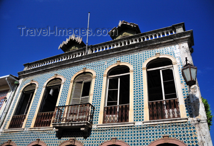 sao-tome33: São Tomé, São Tomé and Príncipe / STP: derelict colonial building with Portuguese tiles / edifício abandonado com fachada de azulejos - photo by M.Torres - (c) Travel-Images.com - Stock Photography agency - Image Bank