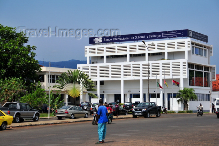 sao-tome34: São Tomé, Água Grande, São Tomé and Príncipe / STP: STP International Bank - Independence square / Banco Internacional de S. Tomé e Prícipe, BISTP, controlado pela Caixa Geral de Depósitos - Praça da Independência, esquina com a Av 12 de Julho - photo by M.Torres - (c) Travel-Images.com - Stock Photography agency - Image Bank