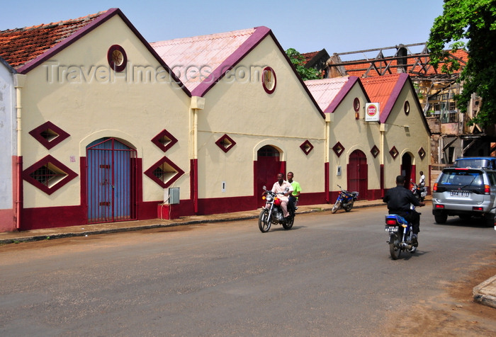 sao-tome35: São Tomé, São Tomé and Príncipe / STP: colonial warehouses on 12th of July Avenue / armazéns na avenida marginal, Av 12 de Julho - anúncio da cerveja Super Bock - photo by M.Torres - (c) Travel-Images.com - Stock Photography agency - Image Bank