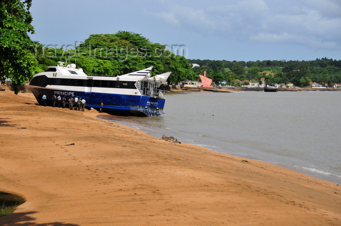 sao-tome36: São Tomé, São Tomé and Príncipe / STP: ferry 'Prícipe' stranded on the beach - soldiers evaluate the situation - built by Aresa Boats - Ana Chaves bay / o ferry 'Prícipe' encalhado na praia - pago pela ADDAX e por Taiwan - baía Ana Chaves - photo by M.Torres - (c) Travel-Images.com - Stock Photography agency - Image Bank