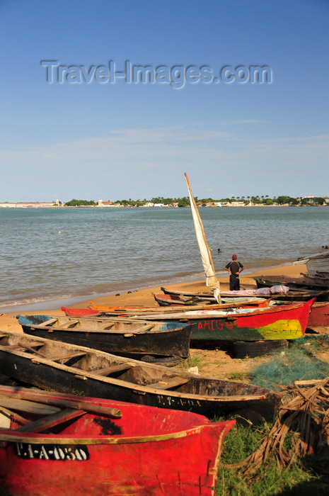 sao-tome37: São Tomé, Água Grande, São Tomé and Príncipe / STP: fishing boats - Ana Chaves bay / barcos de pesca artesanal - baía Ana Chaves - marginal - Av 12 de Julho - photo by M.Torres - (c) Travel-Images.com - Stock Photography agency - Image Bank