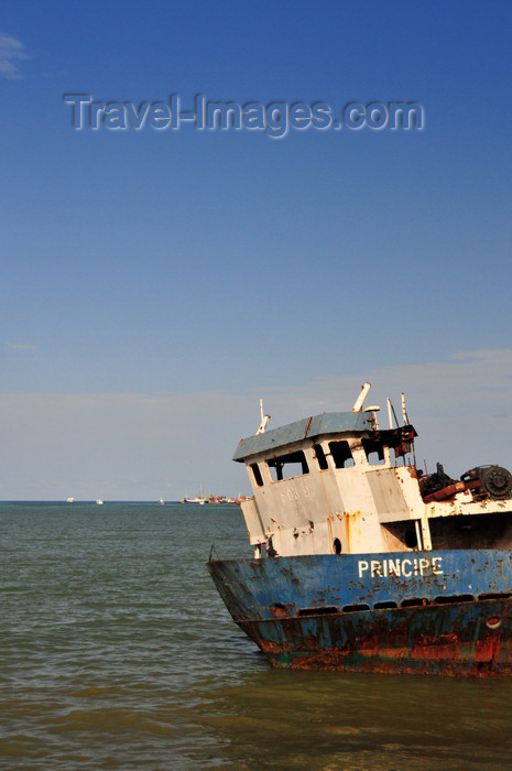 sao-tome38: São Tomé, Água Grande, São Tomé and Príncipe / STP: wreck of the 'Príncipe' freighter - Ana Chaves bay / o carregueiro 'Príncipe' enferruja na baía Ana Chaves - photo by M.Torres - (c) Travel-Images.com - Stock Photography agency - Image Bank