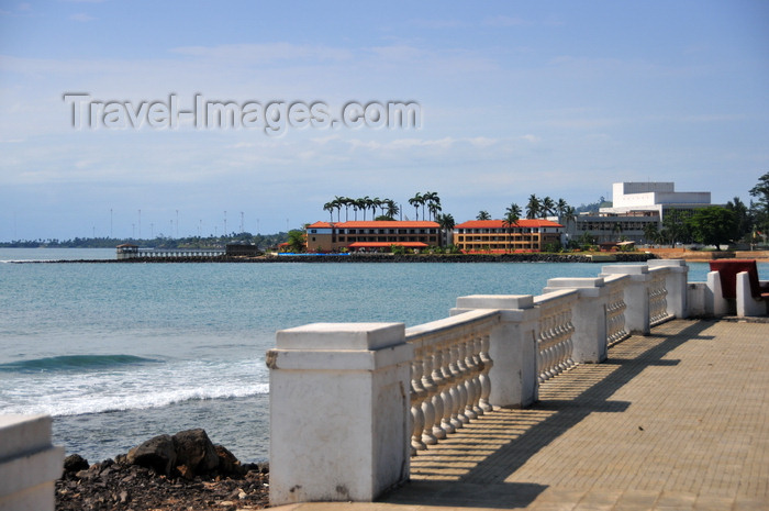 sao-tome39: São Tomé, São Tomé and Príncipe / STP: balustrade on 12th of July Avenue - Pestana São Tomé, Ocean Resort Hotel and the parliament /  balaustrada da avenida marginal 12 de Julho - Hotel Pestana e o parlamento, Assembleia Nacional - photo by M.Torres - (c) Travel-Images.com - Stock Photography agency - Image Bank