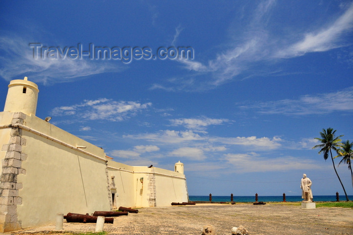 sao-tome42: São Tomé, São Tomé and Príncipe / STP: 
Portuguese fort of Saint Sebastian - Vauban type of fortification - south side - Youth Square - STP National Museum/ Forte de São Sebastião - lado sul - estilo Vauban de fortificação - Praça de Juventude - photo by M.Torres - (c) Travel-Images.com - Stock Photography agency - Image Bank