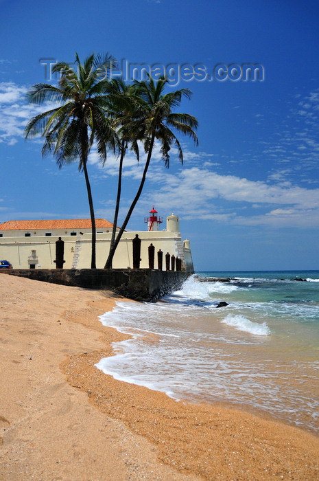 sao-tome43: São Tomé, São Tomé and Príncipe / STP: Portuguese fort of Saint Sebastian - western walls - beach and coconut trees / Forte de São Sebastião - baluarte ocidental - praia e coqueiros - photo by M.Torres - (c) Travel-Images.com - Stock Photography agency - Image Bank