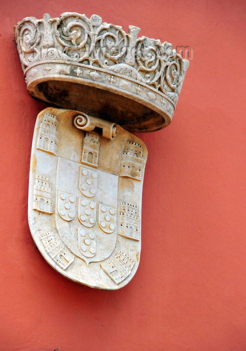 sao-tome44: São Tomé, Água Grande, São Tomé and Príncipe / STP: Portuguese coat of Arms - Church of Our Lady of the Conception - 'Boa Conceição'/ armas de Portugal - exterior da Igreja de Nossa Senhora da Conceição - Avenida Conceição - photo by M.Torres - (c) Travel-Images.com - Stock Photography agency - Image Bank