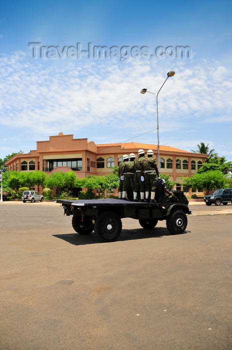 sao-tome45: São Tomé, São Tomé and Príncipe / STP: National Library - soldiers on a truck - Independence ave. / Biblioteca Nacional - soldados num camião de caixa aberta - avenida da Independência, esquina com a avenida da ONU - photo by M.Torres - (c) Travel-Images.com - Stock Photography agency - Image Bank