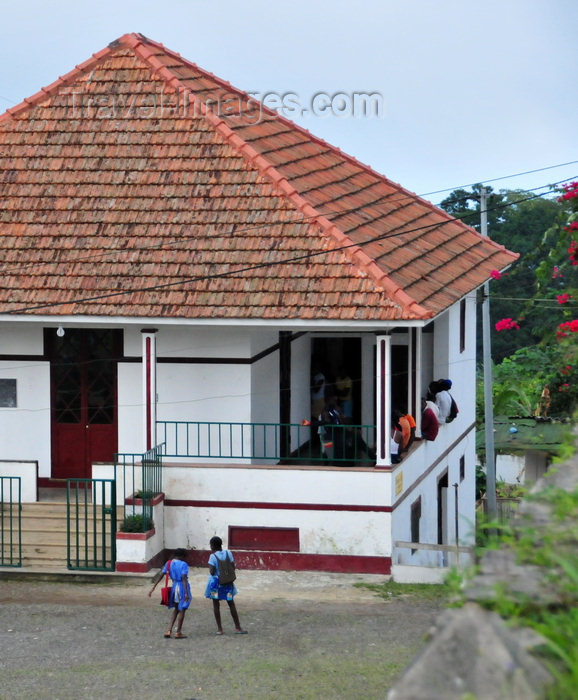 sao-tome53: Roça Monte Café, Mé-Zóchi district, São Tomé and Príncipe / STP: office building - people in 'leve-leve' rhythm / esctitórios - gente em ritmo leve-leve - photo by M.Torres - (c) Travel-Images.com - Stock Photography agency - Image Bank