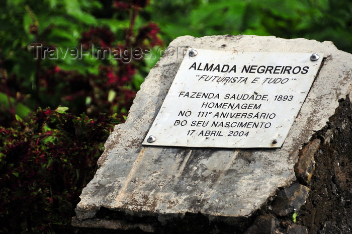 sao-tome57: Saudade Plantation /  Fazenda Saudade, Mé-Zóchi district, São Tomé and Príncipe / STP: birth place of the Portuguese painter, poet and writer Alamada Negreiros / placa marcando o local de nascimento do escritor Almada Negreiros - 'Futurista e tudo'- photo by M.Torres - (c) Travel-Images.com - Stock Photography agency - Image Bank