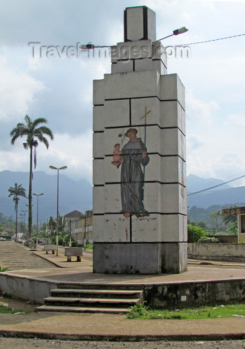 sao-tome6: Santo António, distrito de Pagué, Príncipe island, São Tomé and Príncipe / STP: Saint Anthony - monument in the traffic circle at end of the main street / Santo António de Lisboa, monumento na rotunda ao fundo da rua principal - photo by G.Frysinger - (c) Travel-Images.com - Stock Photography agency - Image Bank