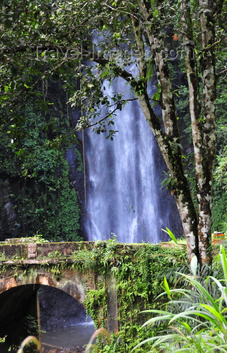 sao-tome64: São Nicolau waterfall / cascata São Nicolau, Mé-Zóchi district, São Tomé and Príncipe / STP: falls and the ruins of a colonial bridge / cascata e ruinas de uma ponte do período do Estado Novo, 1944 - photo by M.Torres - (c) Travel-Images.com - Stock Photography agency - Image Bank