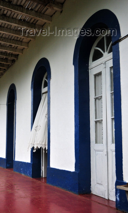 sao-tome77: São João plantation / roça São João, Caué district, São Tomé and Prícipe / STP: Mediterranean architecture of the platation house / arquitectura mediterrânea da casa grande da roça - photo by M.Torres - (c) Travel-Images.com - Stock Photography agency - Image Bank