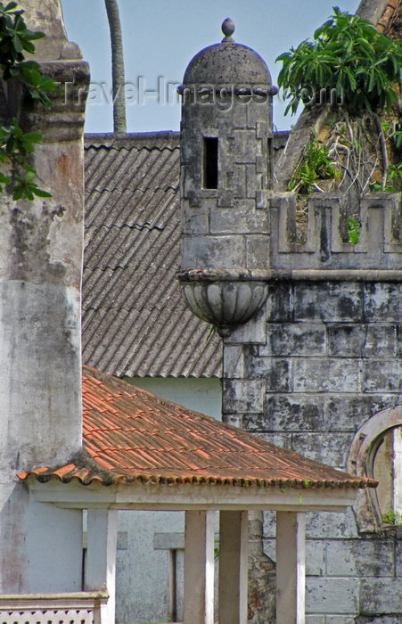 sao-tome8: Sundy Plantation / Roça Sundy, Príncipe island, São Tomé and Príncipe / STP: bartizan in a mock castle / guarita no castelo de fantasia - photo by G.Frysinger - (c) Travel-Images.com - Stock Photography agency - Image Bank