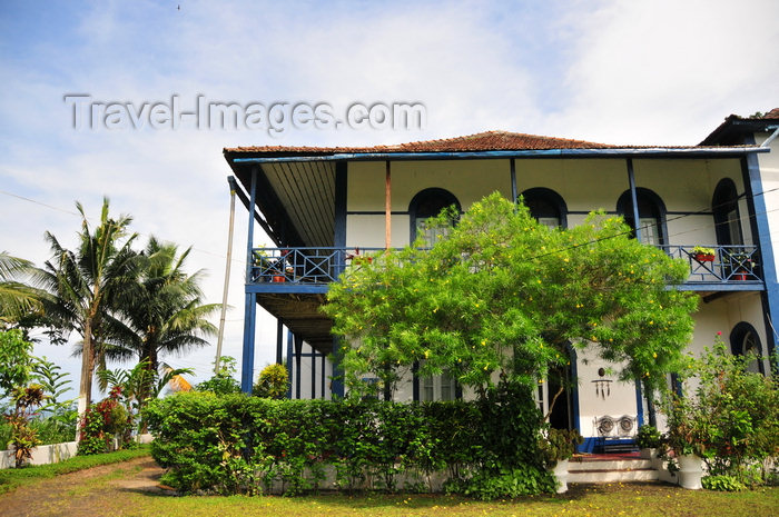 sao-tome82: São João plantation / roça São João, Caué district, São Tomé and Prícipe / STP: platation house built in 1913, now a small hotel - "a cultural and gastronomic gem", according to the Bradt guides / casa grande - construída em 1913 - photo by M.Torres - (c) Travel-Images.com - Stock Photography agency - Image Bank