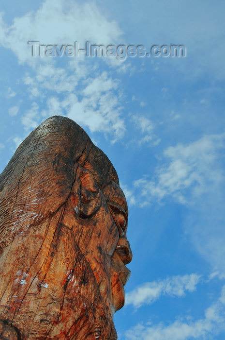 sao-tome89: São João dos Angolares, Caué district, São Tomé and Prícipe / STP: statue of 'king' Amador, leader of a 1595 slave uprising / estátua do 'rei' Amador, lider de uma revolta de escravos em 1595 - photo by M.Torres - (c) Travel-Images.com - Stock Photography agency - Image Bank