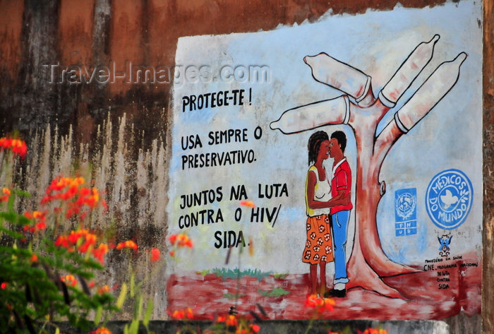 sao-tome90: São João dos Angolares, Caué district, São Tomé and Prícipe / STP: UN AIDS awareness campaign - mural promoiting the use of condoms / campanha de prevenção do SIDA do PNUD - uso do preservativo- photo by M.Torres - (c) Travel-Images.com - Stock Photography agency - Image Bank