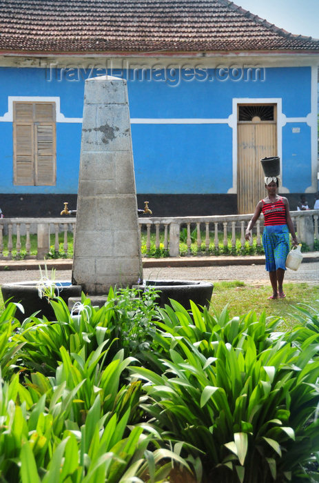 sao-tome91: São João dos Angolares, Caué district, São Tomé and Prícipe / STP: woman going to a public fountain to fetch water- colonial house in the backround / mulher Angolar dirige-se ao fontanário para buscar água - photo by M.Torres - (c) Travel-Images.com - Stock Photography agency - Image Bank