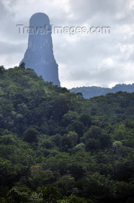 sao-tome93: Cão Grande peak / pico Cão Grande, Caué district, São Tomé and Prícipe / STP: 664m volcanic pinnacle - phonolitic rock tower / coluna vulcânica - photo by M.Torres - (c) Travel-Images.com - Stock Photography agency - Image Bank