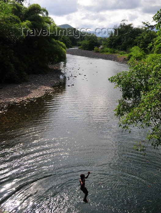 sao-tome94: Iô Grande river / rio Iô Grande, Caué district, São Tomé and Prícipe / STP: boy jumps from the bridge on the RN2 road / rapaz salta da ponte na EN2 - photo by M.Torres - (c) Travel-Images.com - Stock Photography agency - Image Bank