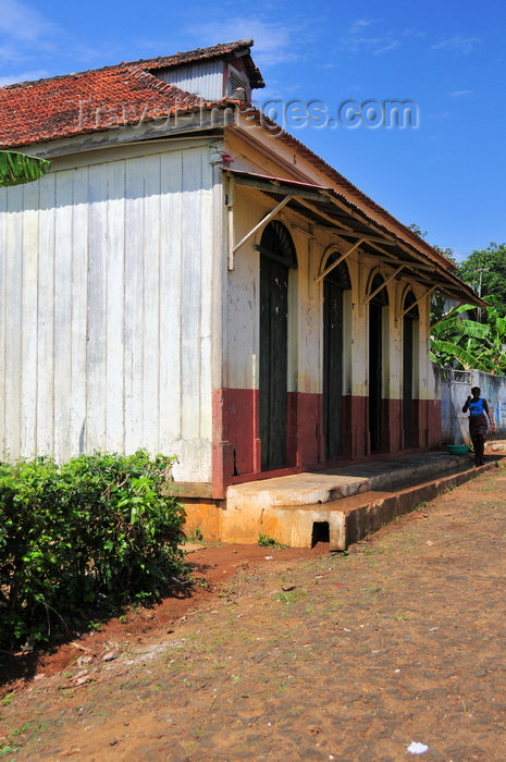 sao-tome96: Santana, Cantagalo district, São Tomé and Prícipe / STP: old shop / velha loja - photo by M.Torres - (c) Travel-Images.com - Stock Photography agency - Image Bank