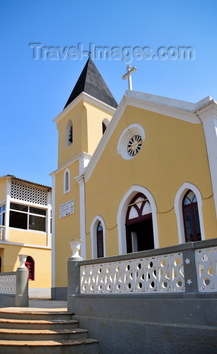 sao-tome97: Santana, Cantagalo district, São Tomé and Prícipe / STP: façade of the main church - Portuguese colonial architecture / fachada da igreja paroquial - photo by M.Torres - (c) Travel-Images.com - Stock Photography agency - Image Bank