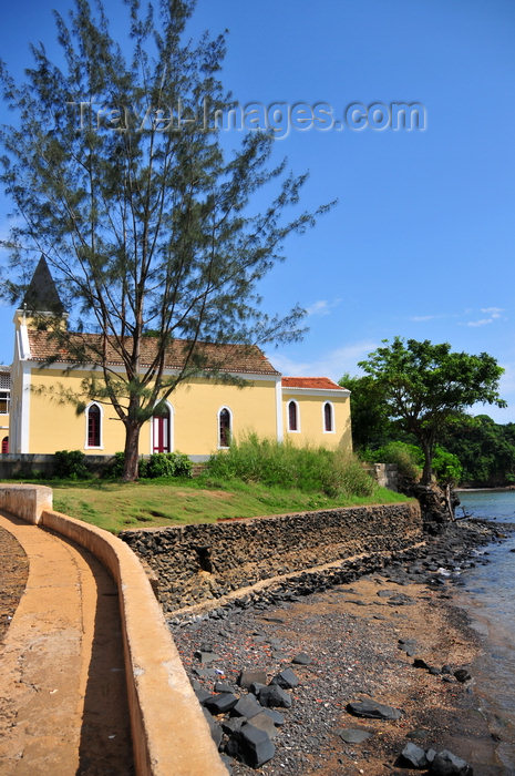 sao-tome98: Santana, Cantagalo district, São Tomé and Prícipe / STP: church from the waterfront / igreja junto ao mar - photo by M.Torres - (c) Travel-Images.com - Stock Photography agency - Image Bank