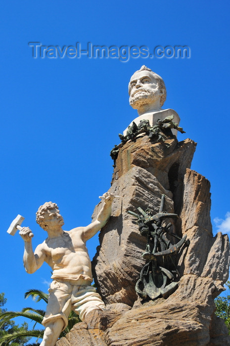 sardinia101: Iglesias /  Igrèsias, Carbonia-Iglesias province, Sardinia / Sardegna / Sardigna: monument to Quintino Sella - engineer, professor, statesman and financier - Piazza Sella - photo by M.Torres - (c) Travel-Images.com - Stock Photography agency - Image Bank