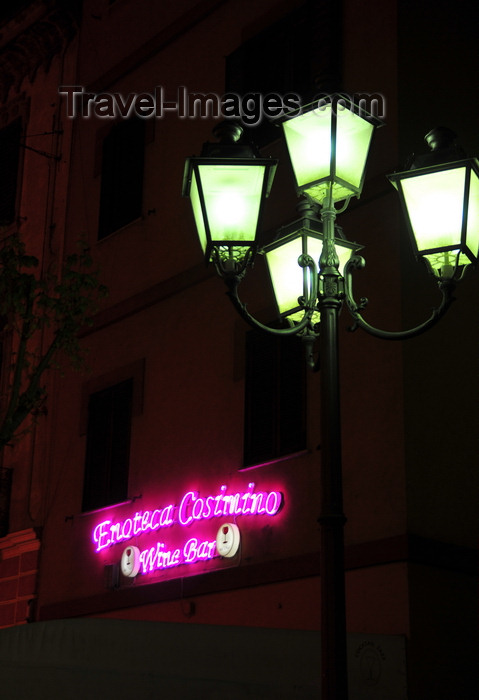 sardinia11: Olbia / Terranoa / Tarranoa, Olbia-Tempio province, Sardinia / Sardegna / Sardigna: Piazza Margherita at night - street lamp and Enoteca Cosimino, wine bar - photo by M.Torres - (c) Travel-Images.com - Stock Photography agency - Image Bank