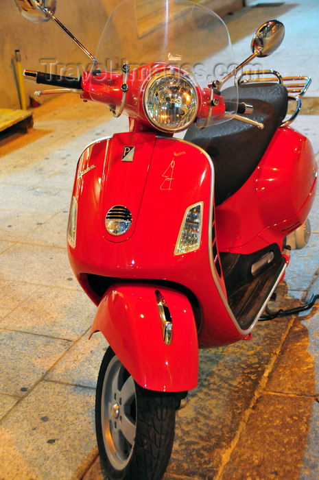 sardinia12: Olbia / Terranoa / Tarranoa, Olbia-Tempio province, Sardinia / Sardegna / Sardigna: red Vespa, an Italian icon - scooter by Piaggio - Corso Umberto I - photo by M.Torres - (c) Travel-Images.com - Stock Photography agency - Image Bank