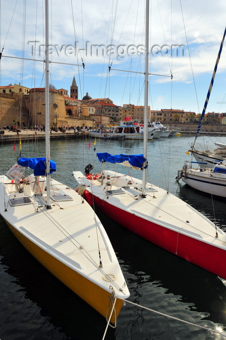 sardinia148: Alghero / L'Alguer, Sassari province, Sardinia / Sardegna / Sardigna: yachts, the port and the old city - Porto Antico - photo by M.Torres - (c) Travel-Images.com - Stock Photography agency - Image Bank