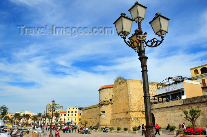 sardinia150: Alghero / L'Alguer, Sassari province, Sardinia / Sardegna / Sardigna: promenade on the Porto Antico, buy the Maddalena bastion - triple street lamp - photo by M.Torres - (c) Travel-Images.com - Stock Photography agency - Image Bank