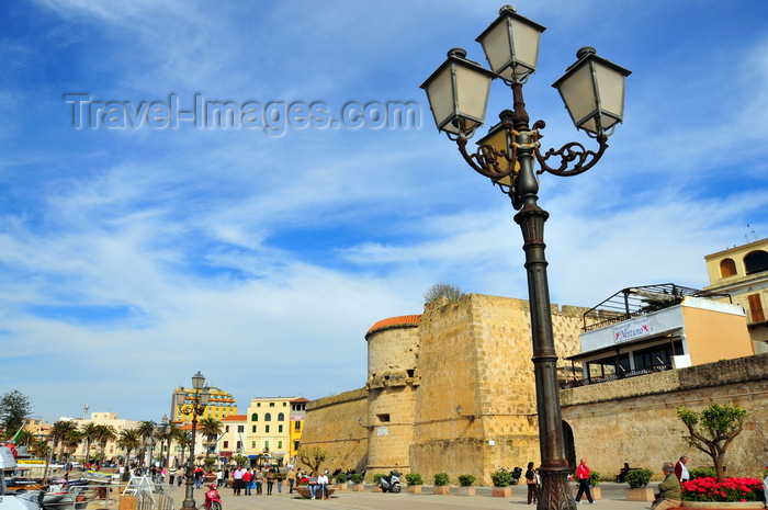 sardinia150: Alghero / L'Alguer, Sassari province, Sardinia / Sardegna / Sardigna: promenade on the Porto Antico, buy the Maddalena bastion - triple street lamp - photo by M.Torres - (c) Travel-Images.com - Stock Photography agency - Image Bank