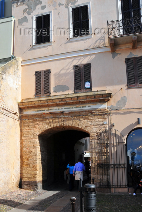 sardinia154: Alghero / L'Alguer, Sassari province, Sardinia / Sardegna / Sardigna: Porta a Mare - passage linking the harbour to Plaça de Pou Vell / Piazza Civica - photo by M.Torres - (c) Travel-Images.com - Stock Photography agency - Image Bank