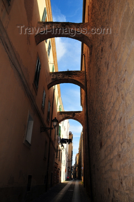 sardinia157: Alghero / L'Alguer, Sassari province, Sardinia / Sardegna / Sardigna: narrow street with arches - counter-thrust bows - photo by M.Torres - (c) Travel-Images.com - Stock Photography agency - Image Bank