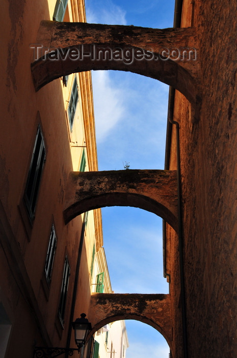 sardinia158: Alghero / L'Alguer, Sassari province, Sardinia / Sardegna / Sardigna: sky and arches in the town center - Centro Storico - archetti di contro-spinta - photo by M.Torres - (c) Travel-Images.com - Stock Photography agency - Image Bank