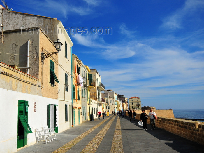 sardinia164: Alghero / L'Alguer, Sassari province, Sardinia / Sardegna / Sardigna: Bastioni Marco Polo - pedestrian area along the old Aragonese-Catalan ramparts, a favourite for lazy afternoons - photo by M.Torres - (c) Travel-Images.com - Stock Photography agency - Image Bank