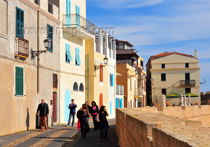 sardinia167: Alghero / L'Alguer, Sassari province, Sardinia / Sardegna / Sardigna: promenade along the sea walls - Bastioni Marco Polo - the Aragonese built their fortification over older Doria structures - photo by M.Torres - (c) Travel-Images.com - Stock Photography agency - Image Bank