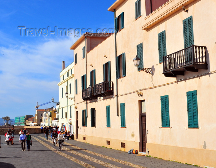 sardinia172: Alghero / L'Alguer, Sassari province, Sardinia / Sardegna / Sardigna: leisure time on the Bastioni Marco Polo - photo by M.Torres - (c) Travel-Images.com - Stock Photography agency - Image Bank